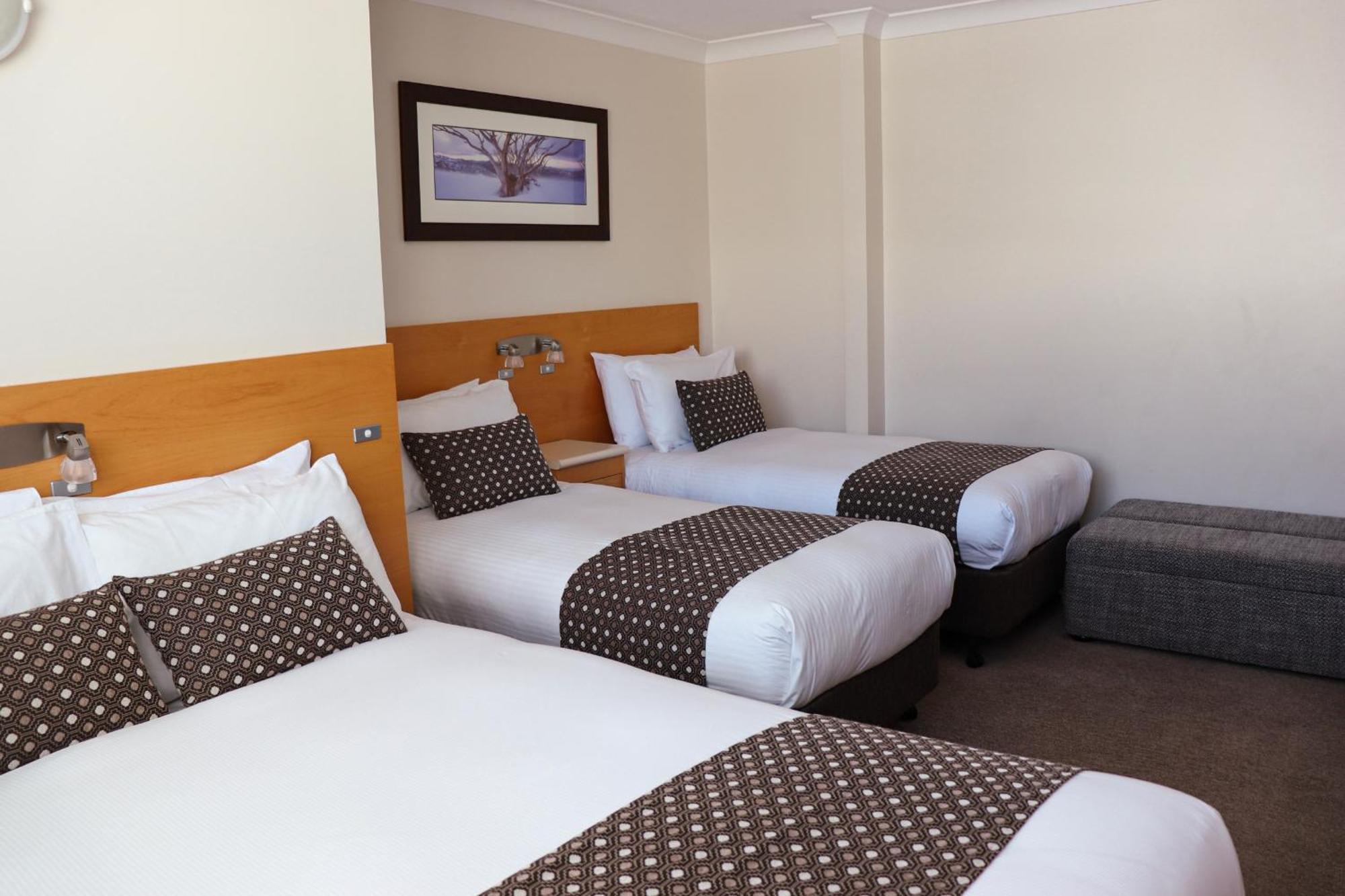 Smiggins & Hotel 3*